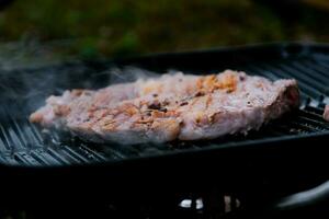 grillad nötkött biff med kryddor på de grill med rök. foto