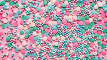 flerfärgad konfektyr garnering på en rosa. foto