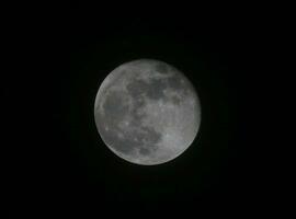 super full måne med mörk bakgrund. dhaka, chattogram, bangladesh. horisontell fotografi. måne. 30. september. 2023. super måne. foto