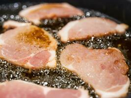 friterad bacon i en fräsning panorera. stänga upp foto