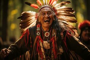 inföding amerikan stam- chef i traditionell ceremoniell regalier utför förfäder dansa foto