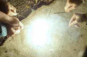 hand av barn som spelar sparklers foto