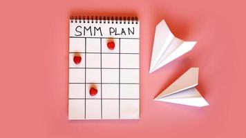 sociala medier marknadsföringskoncept - smm -plan på en rosa bakgrund foto