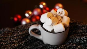 varm varm choklad med vita marshmallows foto