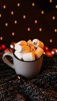 varm varm choklad med marshmallow med lampor bokeh foto