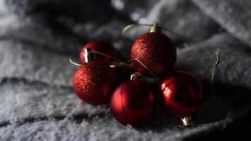 röda julbollar på en grå bakgrund, kopieringsutrymme foto