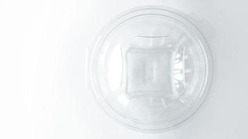tom transparent plastbehållare på vitt foto