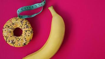 två typer av mat, hälsosam och ohälsosam, banan foto