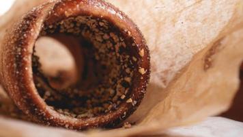 trdelnik - traditionellt tjeckiskt sött bakverk säljs foto