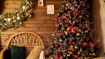 trevlig semester. ett vackert vardagsrum inrett för jul. foto