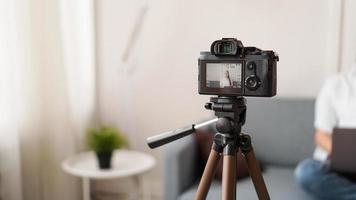 bloggare som spelar in video inomhus, selektivt fokus på kameraskärmen