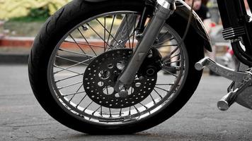 motorcykelhjul närbild på en suddig bakgrund. hjul på asfalt foto
