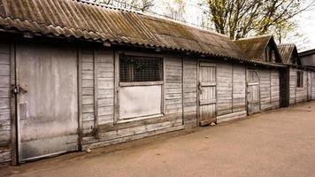 byggnader i trä. gamla bodar. förråd i djurparken foto