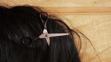 peruk och sax - svart peruk - frisyrbakgrund foto