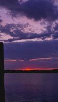 violett lila solnedgång, svart havsyta under himlen foto