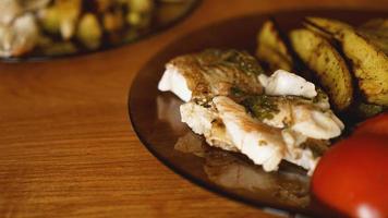fiskrätt - stekt fiskfilé med stekt potatis och grönsaker foto