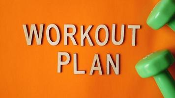 fitnesskoncept, träningsplan. gröna hantlar