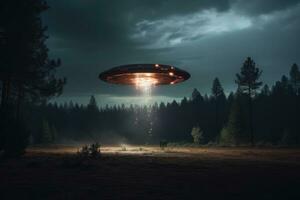 mystisk UFO fick syn på i de himmel under en lugn nattetid camping foto
