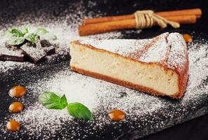 utsökt cheesecake med vanilj på svart styrelse foto