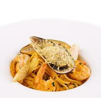 italiensk pasta med skaldjur isolerat på vit foto