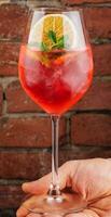 färsk kall jordgubb alkoholhaltig dryck med orange, is och mynta foto