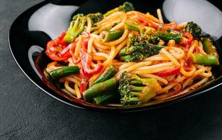 vegetabiliska och fullkorn spaghetti med grön bönor, broccoli och peppar foto