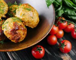 friterad köttbullar dekorerad med sallad och tomater foto