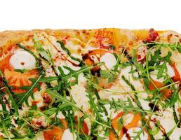 italiensk pizza med tomater, mozzarella ost och arugula foto