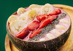 jordgubb smoothie skål med chia frön foto