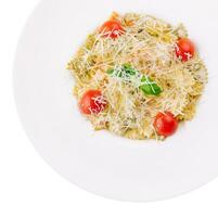 farfalle pasta med körsbär tomater och parmesan foto