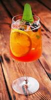 aperol spritz med is på de tabell stänga upp foto