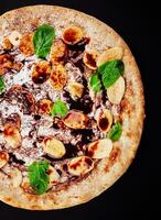 gott varm italiensk pizza för barn med banan, choklad och kokos foto