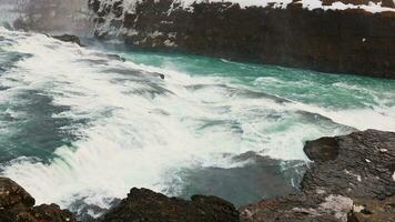 majestätisk gullfoss vattenfall landskap i reykjavik Island, stor vatten strömma nära kullar och glaciärer. skön isländsk landskap med frysning kall flod, panorama av de klippor. handhållen skott. foto