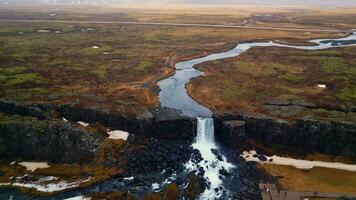 Drönare skott av oxarafoss kaskad i Island, spektakulär nordic vattenfall löpning ner skapande scandinavian landskap. skön isländsk flod ström faller. foto