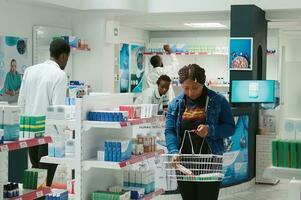 kvinna klient tar lådor av piller och vitaminer från apotek, uppköp läkemedel för sjukvård. ung kvinna kontroll tillskott och farmaceutisk Produkter, medicinsk Lagra. foto