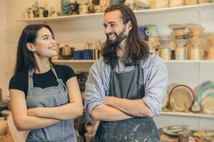 Lycklig ung företag ägare par vänner älskare med krukmakeri keramisk affär Lagra foto