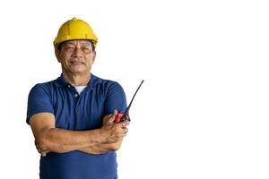 sydöst asiatisk manlig personal arbetstagare konstruktion förman porträtt leende isolerat på vit bakgrund foto