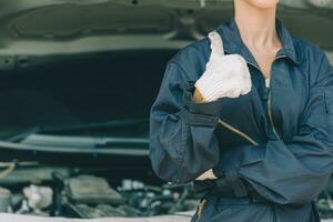 mekaniker hand tummen upp arbete i bil reparera affär fixera bil i garage underhåll service i Bra tillstånd Lycklig gillade på arbetsplats foto