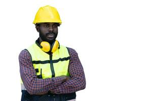 afrikansk svart ingenjör arbetstagare självsäker ärm vikta stående isolerat på vit bakgrund foto