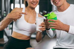 sport friska människor visa jämföra mjölk och vassle protein skaka är Bra dryck mat måltid för få massa kropp muskel bodybuilding foto
