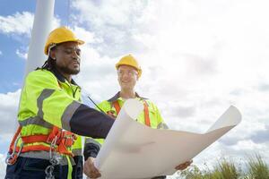 vind turbin ingenjör tekniker manlig team arbetssätt service underhåll undersökning konstruktion webbplats. eco kraft energi generator för hållbar människor arbetstagare. foto