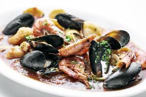 siciliansk blandad färsk skaldjursgryta med räkor musslor kammusslor och musslor i kryddig tomatsås