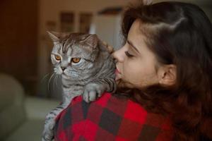 katt på axeln på en ung kvinna foto
