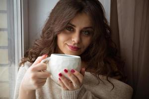 flicka med en kopp kaffe foto