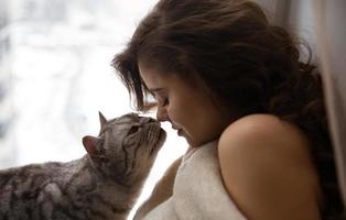 katt vill kyssa en vacker tjej foto