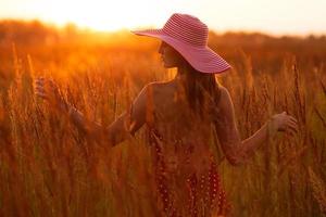 glad kvinna i en hatt av ängsgräset
