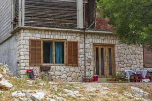 typiskt stenhus med trädgård i Kroatien.
