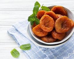 torkade aprikoser på ett bord foto