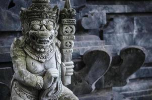 traditionella gamla balinesiska hindustatyer i Bali -templet, Indonesien foto