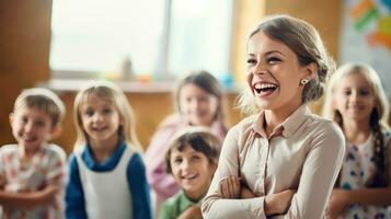 en glad scen leende barn och lärare i en klassrum foto